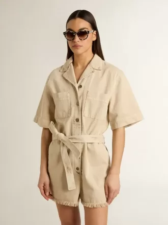 Damen-Jumpsuit aus beigem Denim mit Gürtel und ausgefranstem Saum
