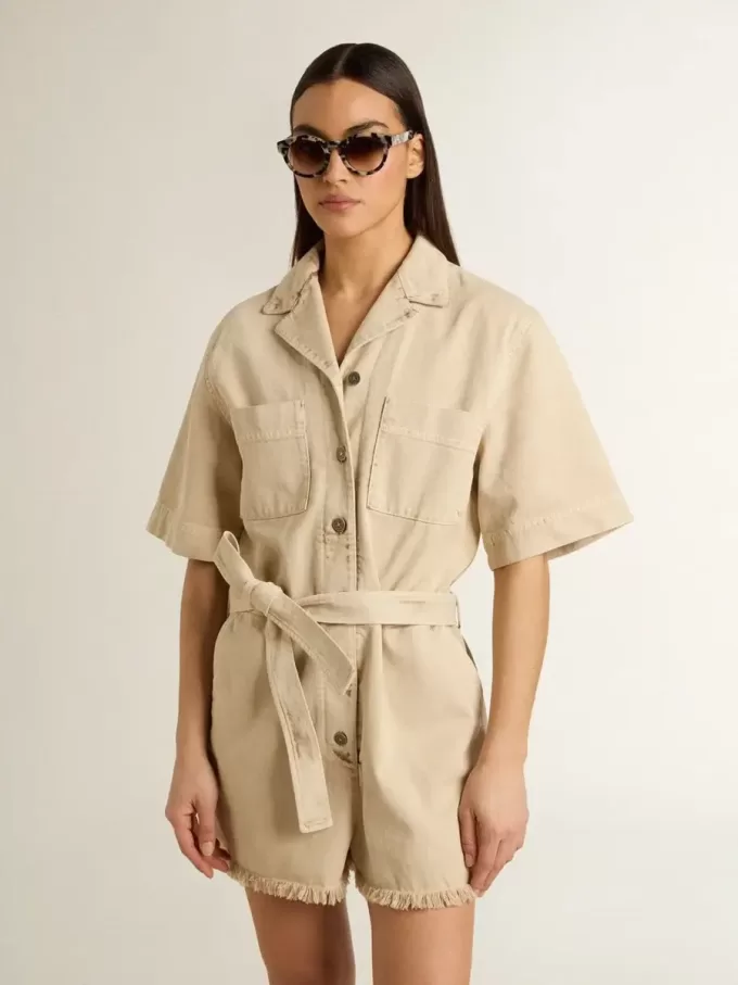 Damen-Jumpsuit aus beigem Denim mit Gürtel und ausgefranstem Saum Damen-Jumpsuit aus beigem Denim mit Gürtel und ausgefranstem Saum