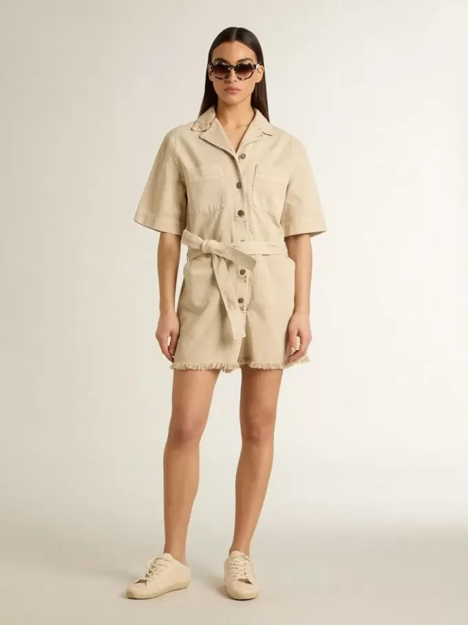 Damen-Jumpsuit aus beigem Denim mit Gürtel und ausgefranstem Saum Damen-Jumpsuit aus beigem Denim mit Gürtel und ausgefranstem Saum
