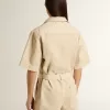 Damen-Jumpsuit aus beigem Denim mit Gürtel und ausgefranstem Saum Damen-Jumpsuit aus beigem Denim mit Gürtel und ausgefranstem Saum