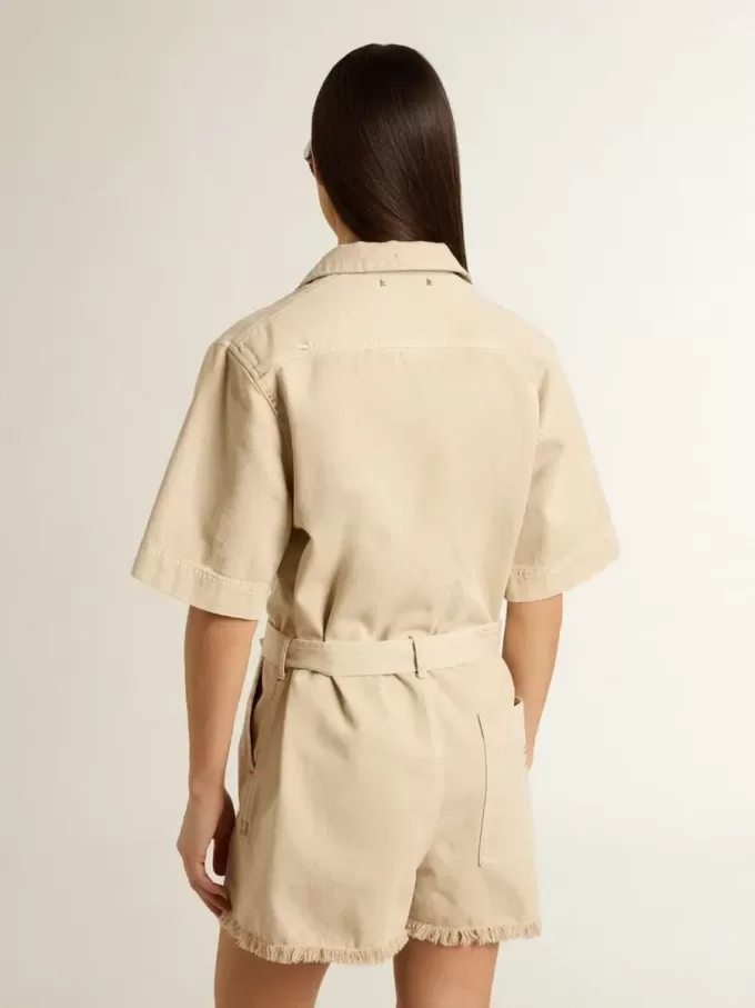 Damen-Jumpsuit aus beigem Denim mit Gürtel und ausgefranstem Saum Damen-Jumpsuit aus beigem Denim mit Gürtel und ausgefranstem Saum