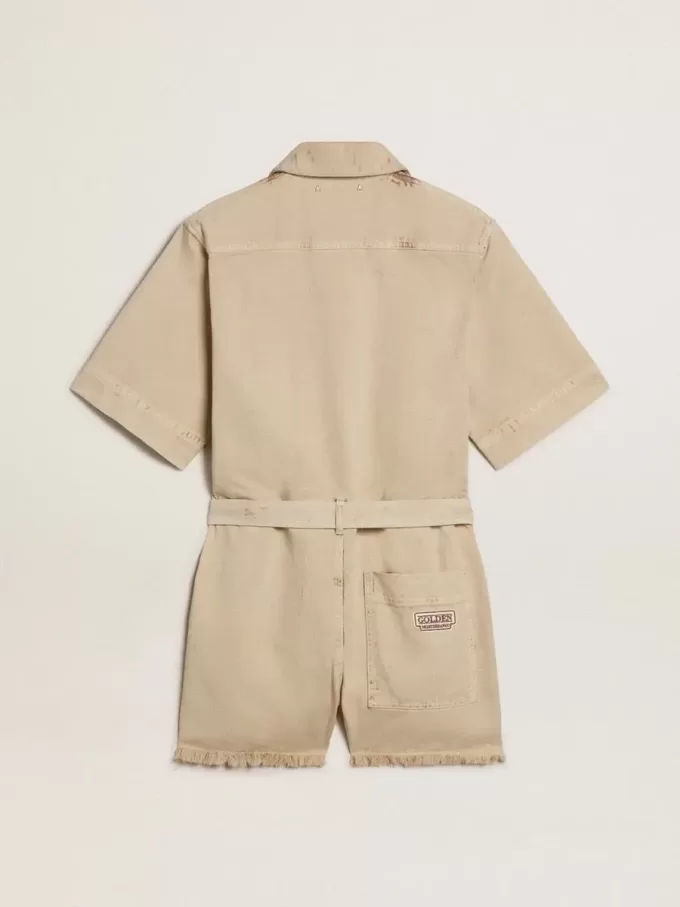 Damen-Jumpsuit aus beigem Denim mit Gürtel und ausgefranstem Saum Damen-Jumpsuit aus beigem Denim mit Gürtel und ausgefranstem Saum