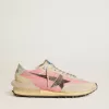 Herren-Marathon aus rosa Nylon und goldenem Wildleder mit schwarzem Sternaufdruck