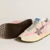 Herren-Marathon aus rosa Nylon und goldenem Wildleder mit schwarzem Sternaufdruck