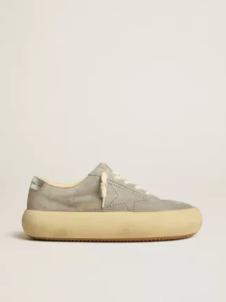 Damen-Schuhe „Space-Star” aus eisgrauem Wildleder mit perforiertem Stern