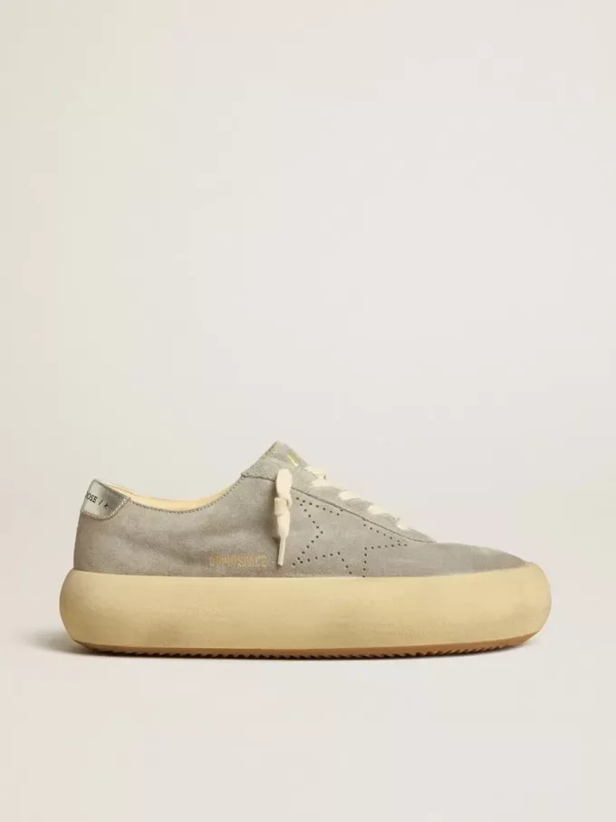 Damen-Schuhe „Space-Star” aus eisgrauem Wildleder mit perforiertem Stern Damen-Schuhe „Space-Star” aus eisgrauem Wildleder mit perforiertem Stern