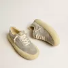 Damen-Schuhe „Space-Star” aus eisgrauem Wildleder mit perforiertem Stern Damen-Schuhe „Space-Star” aus eisgrauem Wildleder mit perforiertem Stern