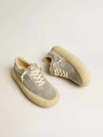 Damen-Schuhe „Space-Star” aus eisgrauem Wildleder mit perforiertem Stern