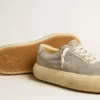 Damen-Schuhe „Space-Star” aus eisgrauem Wildleder mit perforiertem Stern Damen-Schuhe „Space-Star” aus eisgrauem Wildleder mit perforiertem Stern