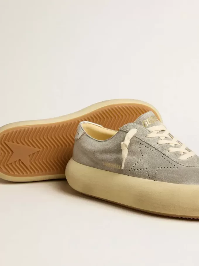 Damen-Schuhe „Space-Star” aus eisgrauem Wildleder mit perforiertem Stern Damen-Schuhe „Space-Star” aus eisgrauem Wildleder mit perforiertem Stern