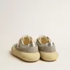 Damen-Schuhe „Space-Star” aus eisgrauem Wildleder mit perforiertem Stern Damen-Schuhe „Space-Star” aus eisgrauem Wildleder mit perforiertem Stern