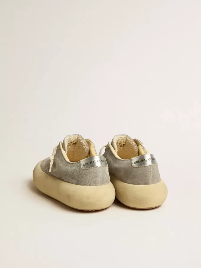 Damen-Schuhe „Space-Star” aus eisgrauem Wildleder mit perforiertem Stern Damen-Schuhe „Space-Star” aus eisgrauem Wildleder mit perforiertem Stern