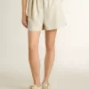Damen-Shorts aus Wollmischung mit weißen und grauen Nadelstreifen Damen-Shorts aus Wollmischung mit weißen und grauen Nadelstreifen