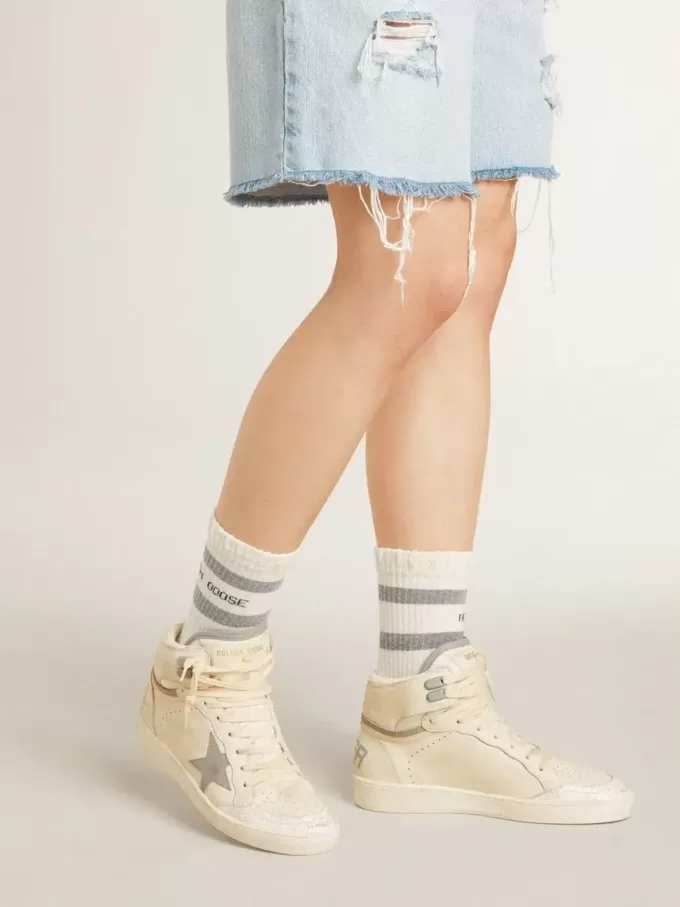Damen-Sky-Star aus Leder mit hellblauem Lederstern und weißer Fersenlasche