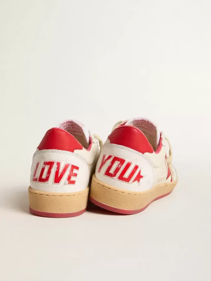 Damen-Sneaker Ball Star  Wishes aus weißem Leder mit rotem Stern und Fersenlasche