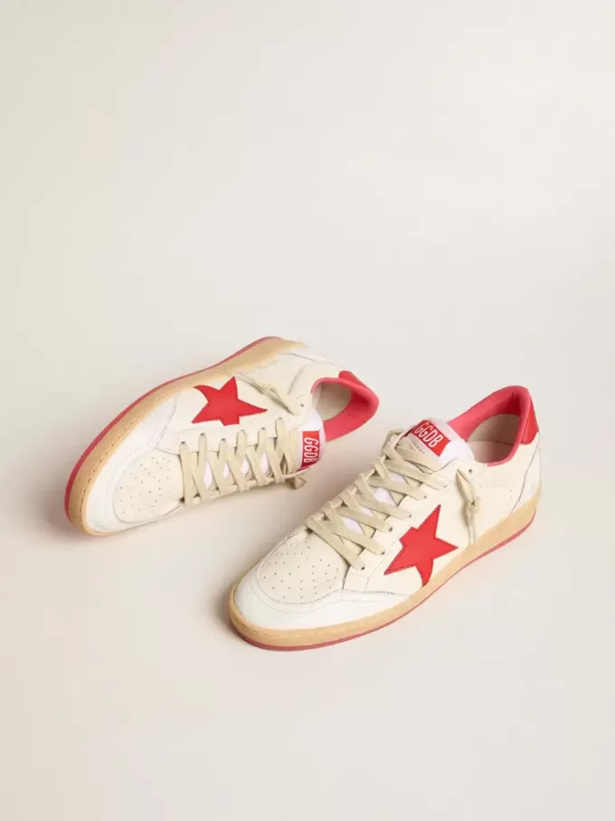 Damen-Sneaker Ball Star  Wishes aus weißem Leder mit rotem Stern und Fersenlasche