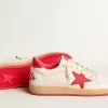 Damen-Sneaker Ball Star  Wishes aus weißem Leder mit rotem Stern und Fersenlasche