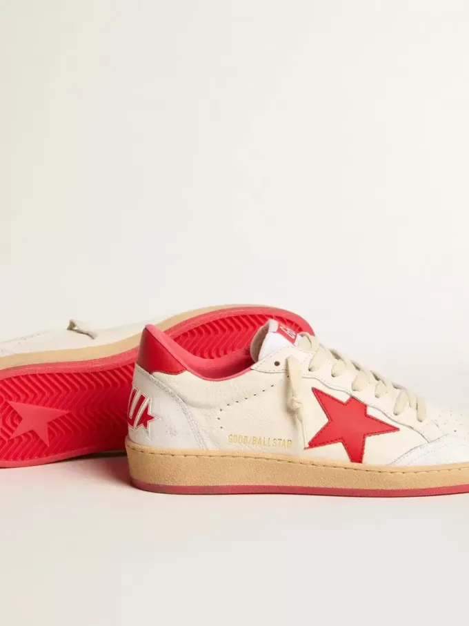 Damen-Sneaker Ball Star  Wishes aus weißem Leder mit rotem Stern und Fersenlasche