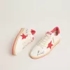 Damen-Sneaker Ball Star  Wishes aus weißem Leder mit rotem Stern und Fersenlasche
