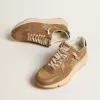 Damen-Sneaker „Running Sole” aus tabakfarbenem Nappaleder und Wildleder mit silbernem Glitzerstern