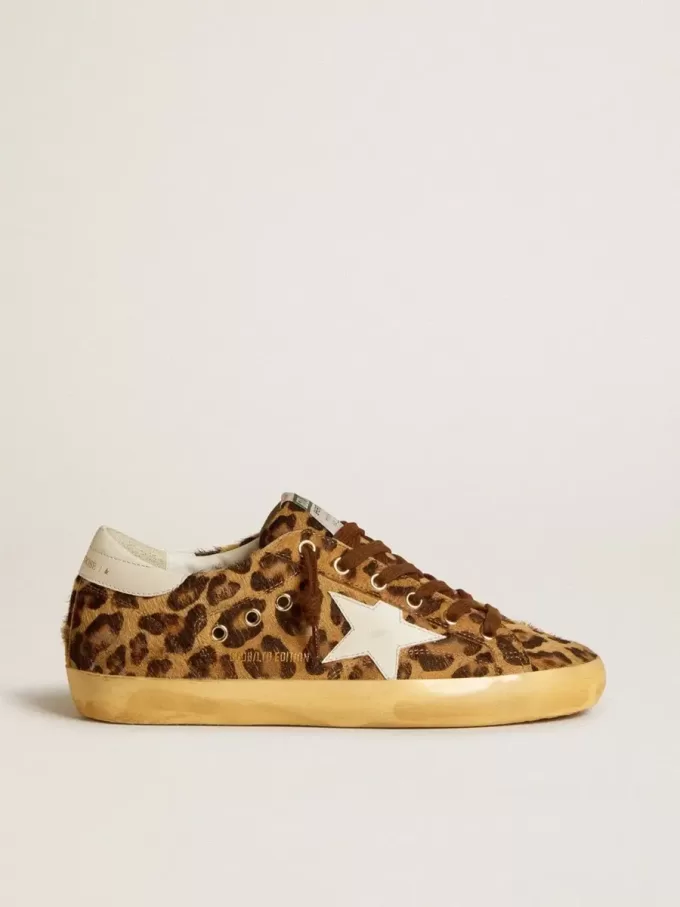Damen-Super-Star LTD aus Ponyfell mit Leopardenmuster, Lederstern und Fersenlasche Damen-Super-Star LTD aus Ponyfell mit Leopardenmuster, Lederstern und Fersenlasche