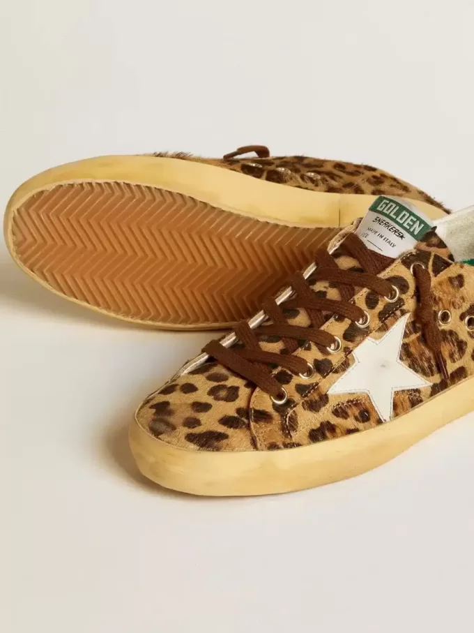 Damen-Super-Star LTD aus Ponyfell mit Leopardenmuster, Lederstern und Fersenlasche Damen-Super-Star LTD aus Ponyfell mit Leopardenmuster, Lederstern und Fersenlasche