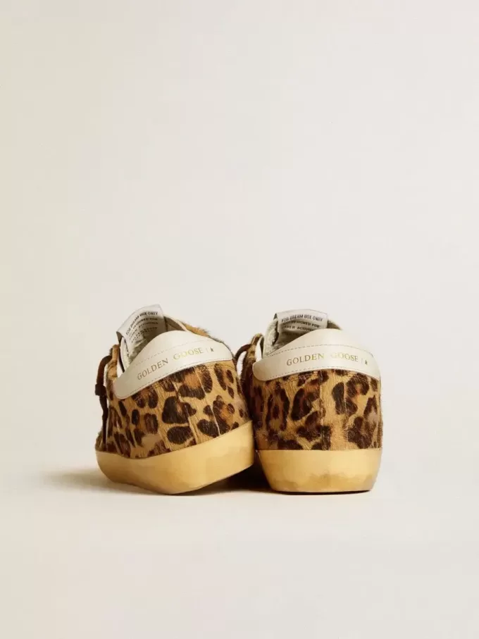 Damen-Super-Star LTD aus Ponyfell mit Leopardenmuster, Lederstern und Fersenlasche Damen-Super-Star LTD aus Ponyfell mit Leopardenmuster, Lederstern und Fersenlasche