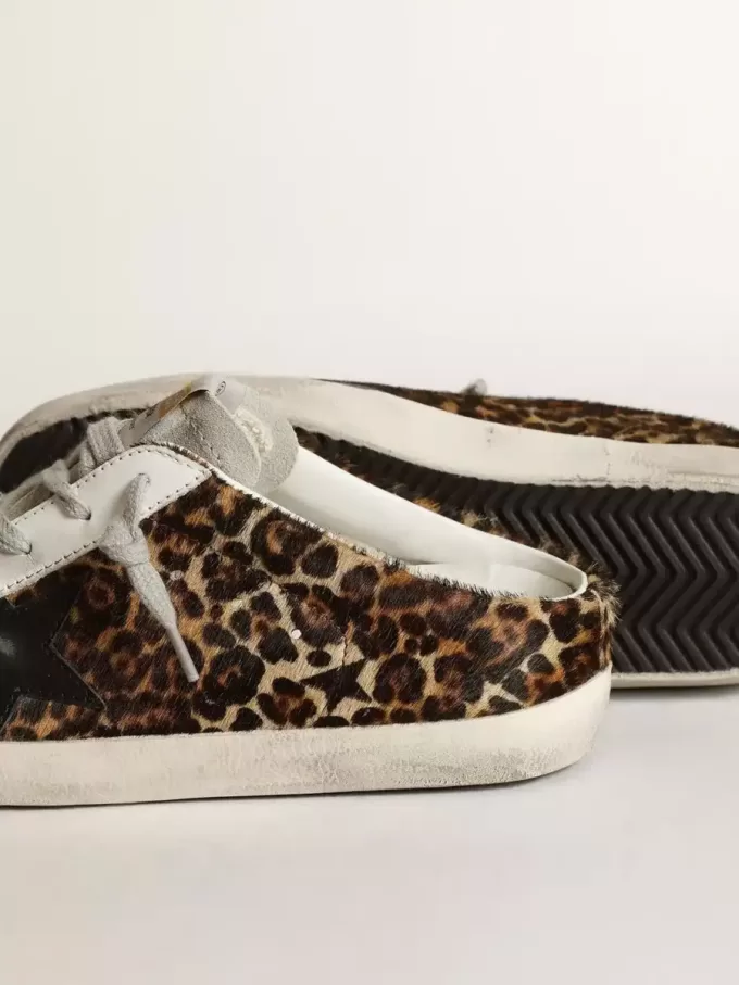 Damen-Super-Star-Sabot aus Ponyfell mit Leopardenmuster und schwarzem Stern