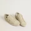 Damen-Superstar aus beigem Wildleder mit Perlen und Swarovski-Kristallen Damen-Superstar aus beigem Wildleder mit Perlen und Swarovski-Kristallen