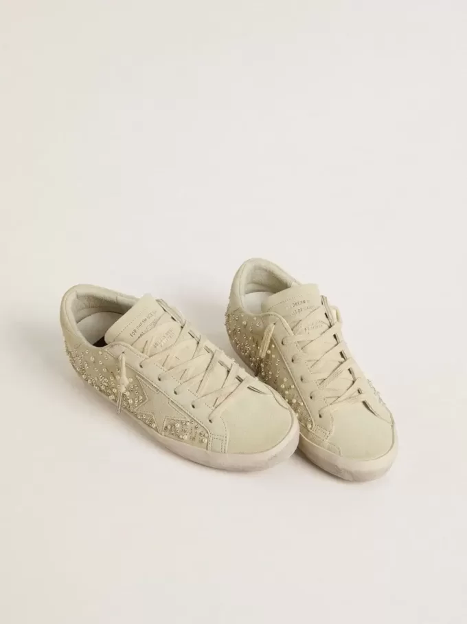 Damen-Superstar aus beigem Wildleder mit Perlen und Swarovski-Kristallen Damen-Superstar aus beigem Wildleder mit Perlen und Swarovski-Kristallen