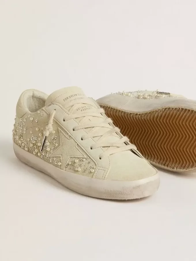 Damen-Superstar aus beigem Wildleder mit Perlen und Swarovski-Kristallen Damen-Superstar aus beigem Wildleder mit Perlen und Swarovski-Kristallen