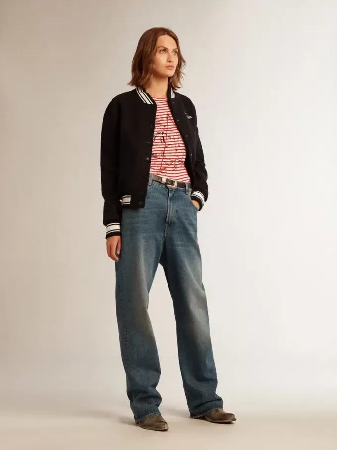Damen-T-Shirt mit weißen und roten Streifen und Stickerei auf der Vorderseite