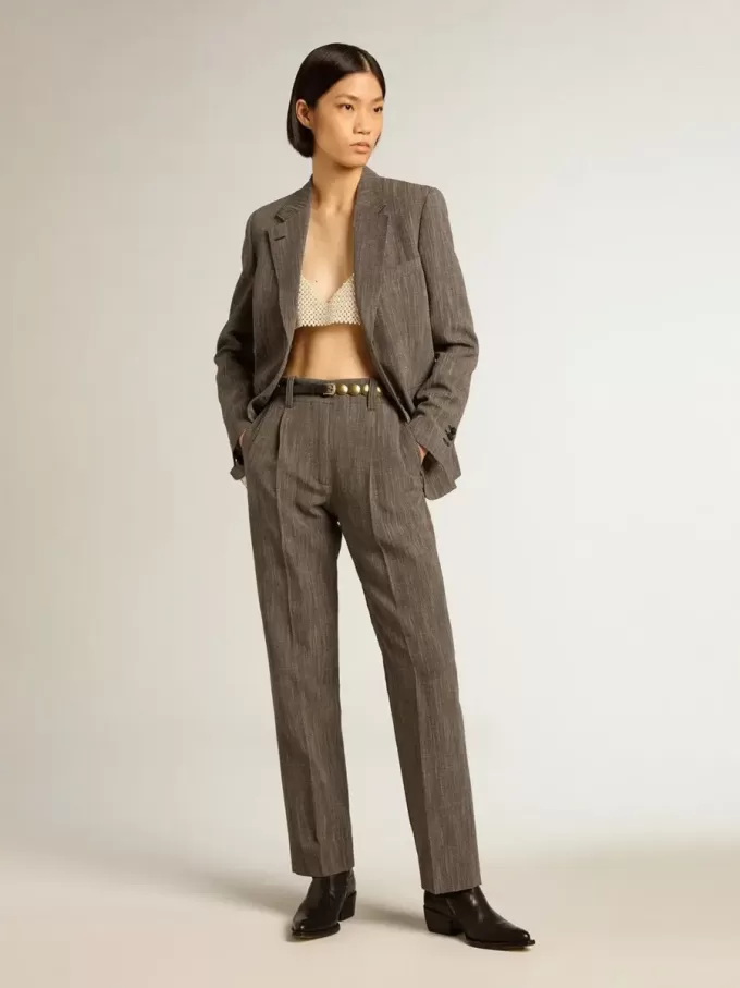 Damen-Top mit Perlenkette