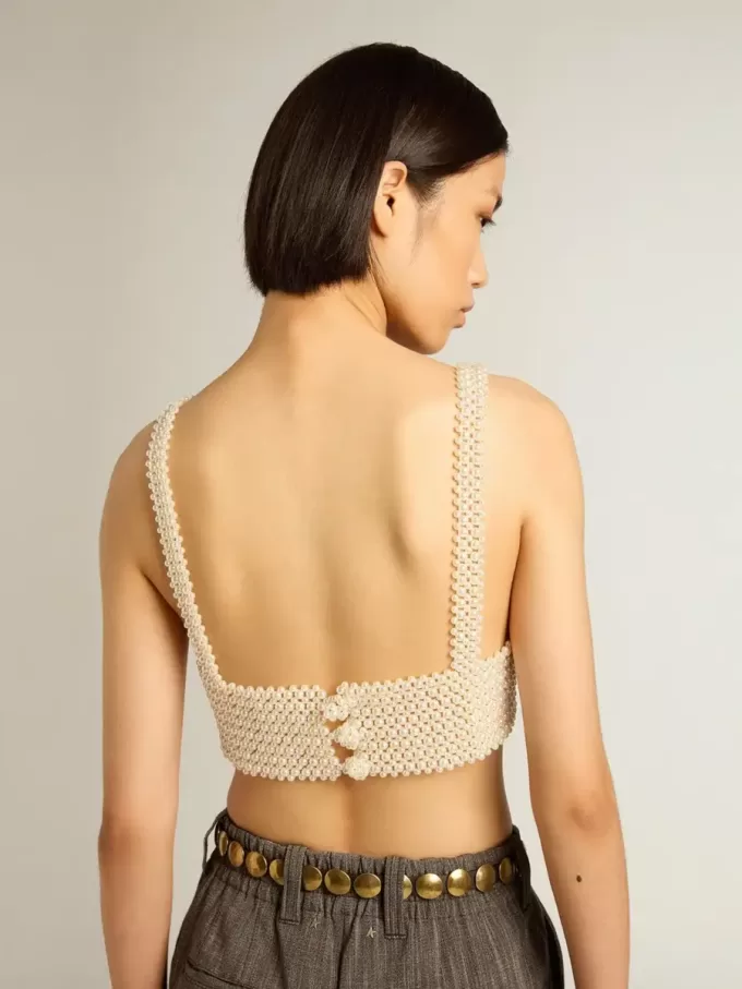Damen-Top mit Perlenkette