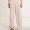 Damenhose aus rosa, maßgeschneidertem Wollstoff Damenhose aus rosa, maßgeschneidertem Wollstoff