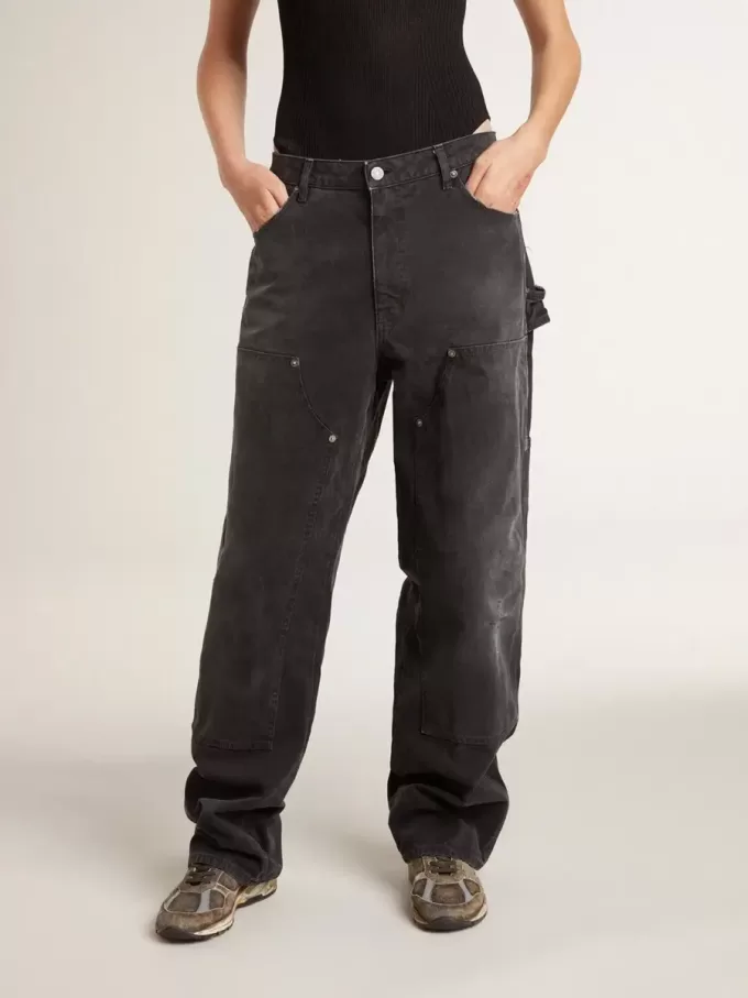 Damenjeans aus schwarzem Baumwollstoff im Distressed-Look mit Patches auf der Vorderseite