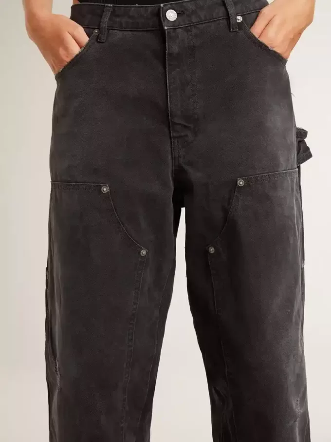 Damenjeans aus schwarzem Baumwollstoff im Distressed-Look mit Patches auf der Vorderseite