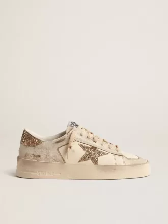 Damenmodell Stardan aus ecrufarbenem Nappaleder mit goldenem Glitzerstern und Fersenlasche