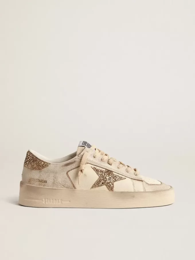 Damenmodell Stardan aus ecrufarbenem Nappaleder mit goldenem Glitzerstern und Fersenlasche