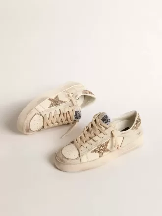 Damenmodell Stardan aus ecrufarbenem Nappaleder mit goldenem Glitzerstern und Fersenlasche