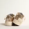 Damenmodell Stardan aus ecrufarbenem Nappaleder mit goldenem Glitzerstern und Fersenlasche