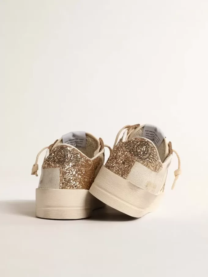 Damenmodell Stardan aus ecrufarbenem Nappaleder mit goldenem Glitzerstern und Fersenlasche