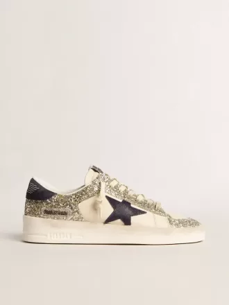 Damenmodell Stardan in Platin-Glitzer mit dunkelblauem Wildlederstern und Fersenlasche