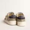 Damenmodell Stardan in Platin-Glitzer mit dunkelblauem Wildlederstern und Fersenlasche Damenmodell Stardan in Platin-Glitzer mit dunkelblauem Wildlederstern und Fersenlasche