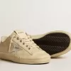 Damenmodell V-Star aus perlfarbenem Wildleder mit silbermetallischem Lederstern Damenmodell V-Star aus perlfarbenem Wildleder mit silbermetallischem Lederstern