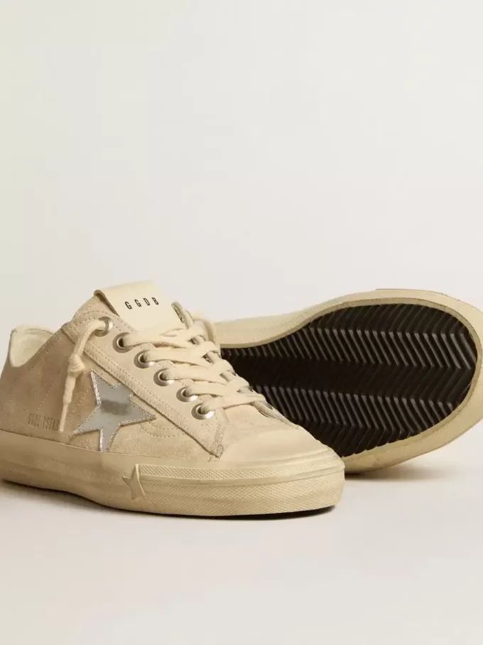 Damenmodell V-Star aus perlfarbenem Wildleder mit silbermetallischem Lederstern Damenmodell V-Star aus perlfarbenem Wildleder mit silbermetallischem Lederstern
