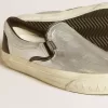 Damenmodell VCE Penstar aus metallisch silbernem Leder mit schwarzer Lederlasche am Absatz