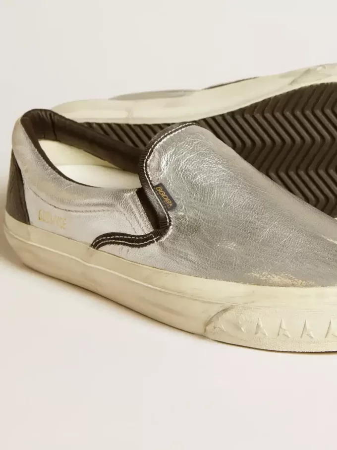 Damenmodell VCE Penstar aus metallisch silbernem Leder mit schwarzer Lederlasche am Absatz