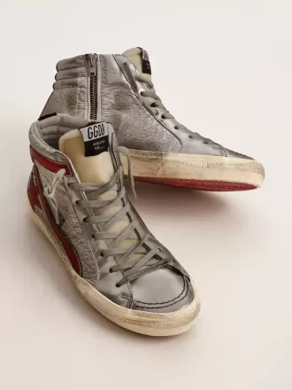 Damensandale mit silbermetallischem Oberleder und rotem Metallic-Lederbesatz