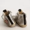 Damensandale mit silbermetallischem Oberleder und rotem Metallic-Lederbesatz Damensandale mit silbermetallischem Oberleder und rotem Metallic-Lederbesatz